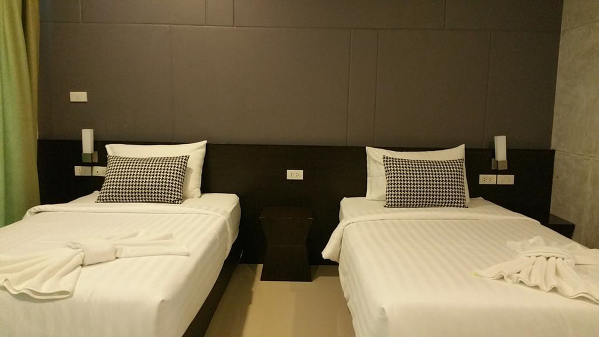 Фото Phuket Airport Place
