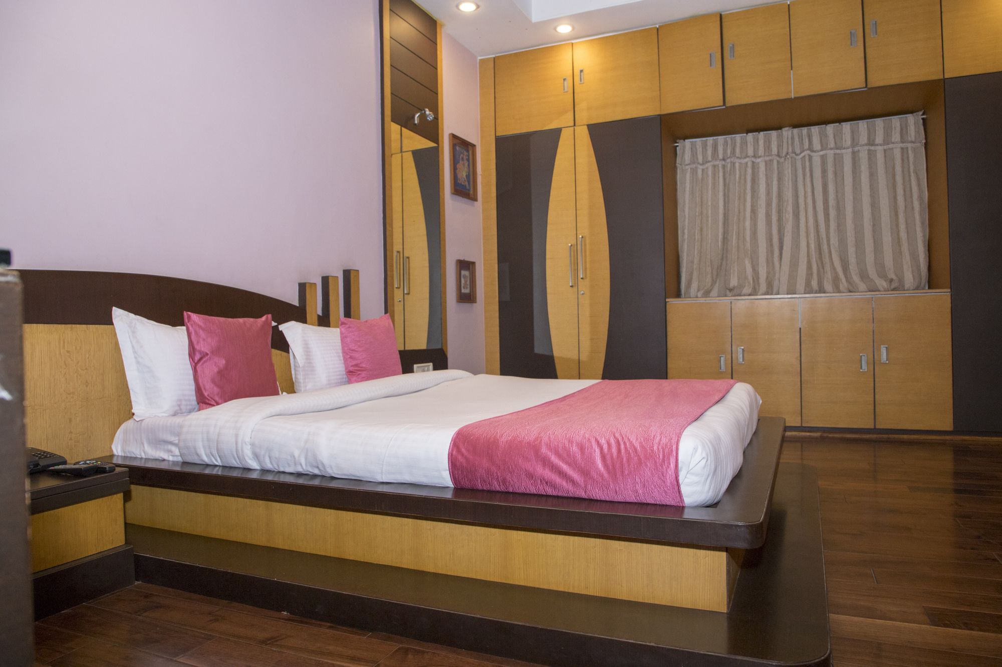 Фото Oyo 11345 Hotel White House Inn