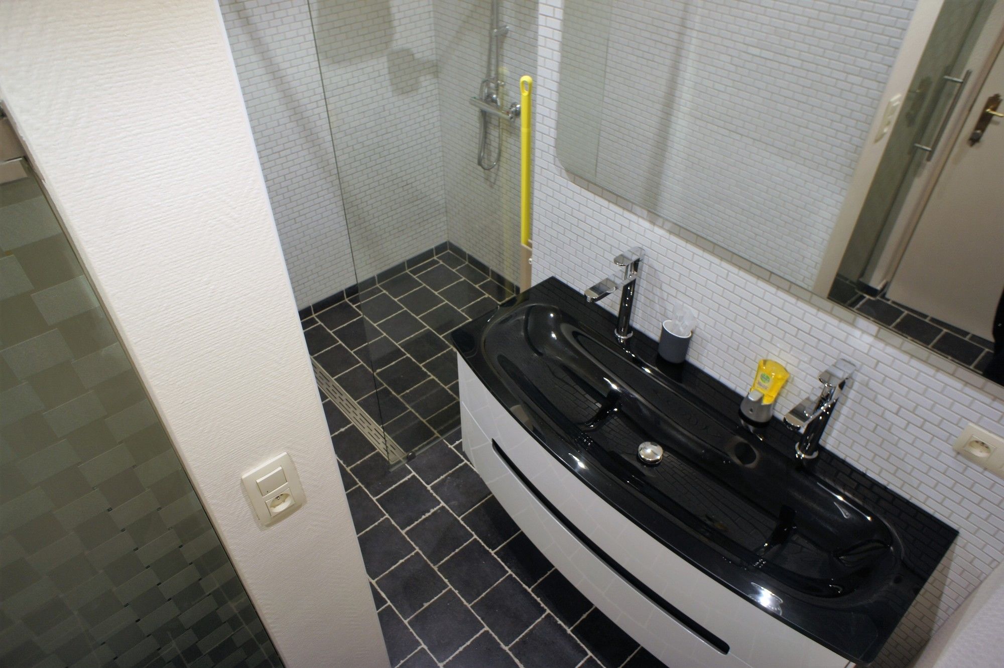 Фото J and R Brussels City Apartment