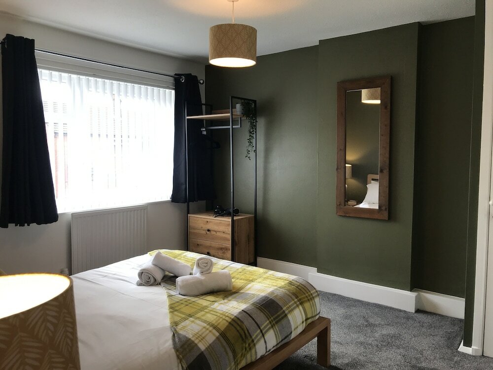 Фото Modern 3-bed House With Parking Bamber Bridge, Preston