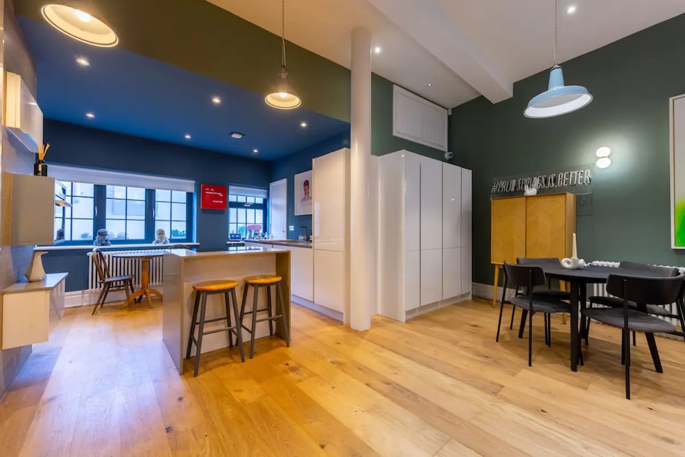 Фото Bright and Stylish 2 Bedroom Flat in Chiswick