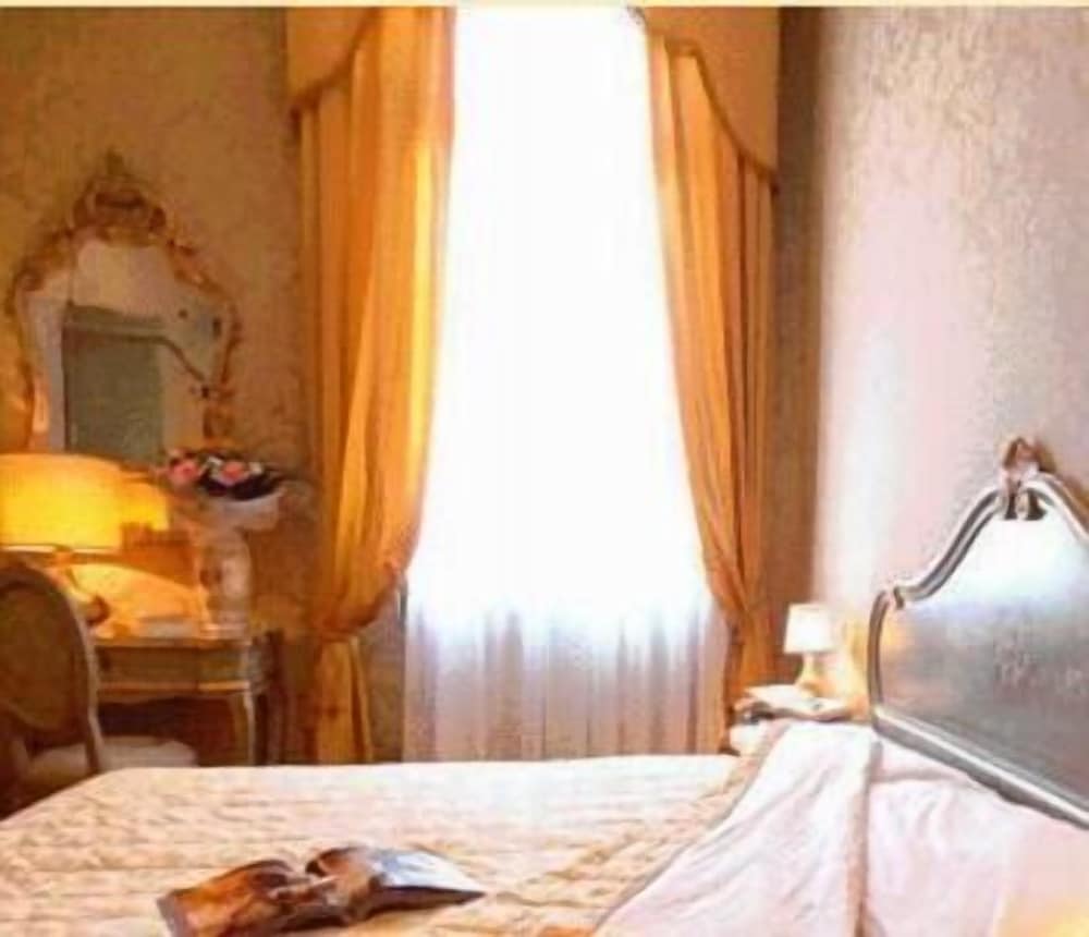 Фото Hotel Canal