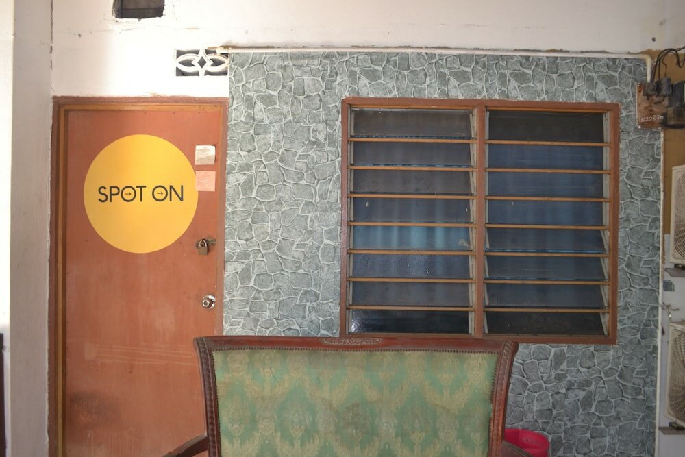 Фото Spot On 89821 Batu Maung Sempoi Inn And Cafe