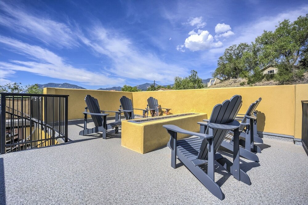 Фото Downtown Skyline Rooftop Patio Modern Townhome