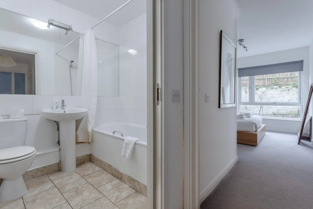 Фото Spacious 1 Bed Apartment Near Shoreditch Park