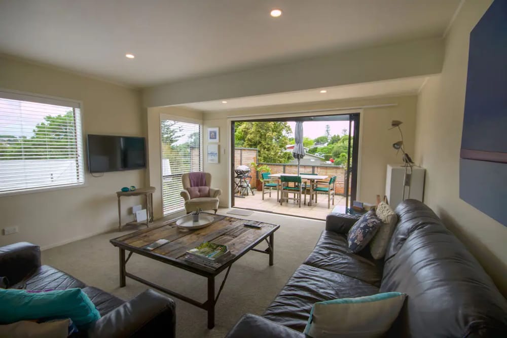 Фото Bright 2 Bedroom Home in East Auckland