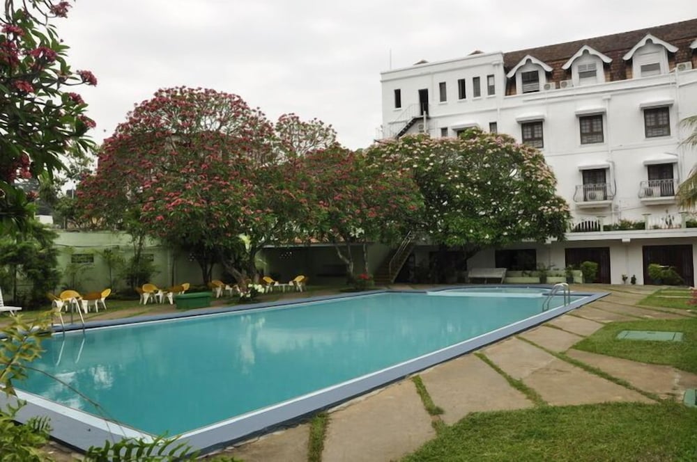 Фото Queen's Hotel