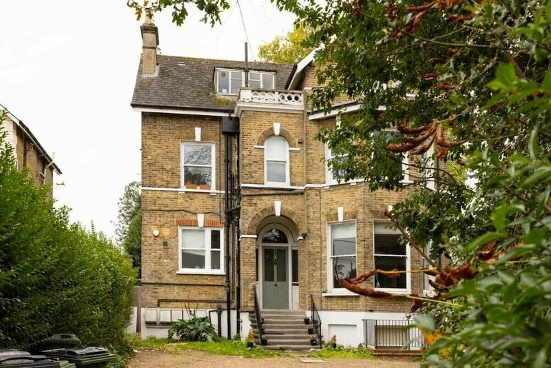 Гостиница The Eltham Classic - Stunning 1bdr Flat With Garden в Лондоне