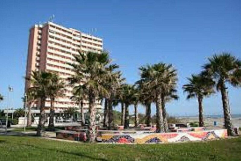 Апартаменты Seafront Apartment for Rent 6 Sleeps Skyscraper