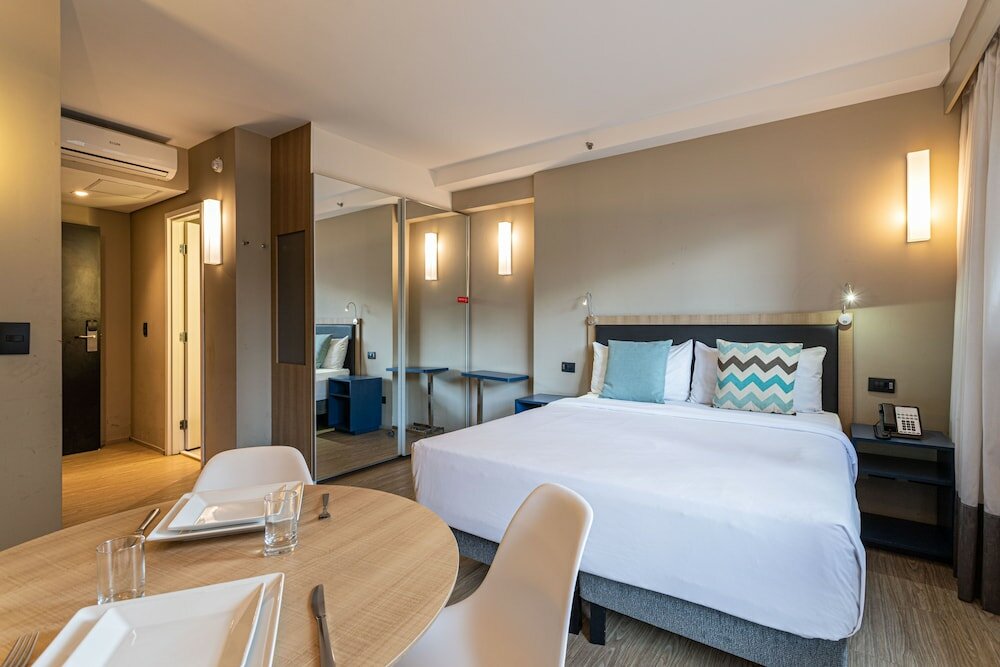 Фото Charlie Alphaville