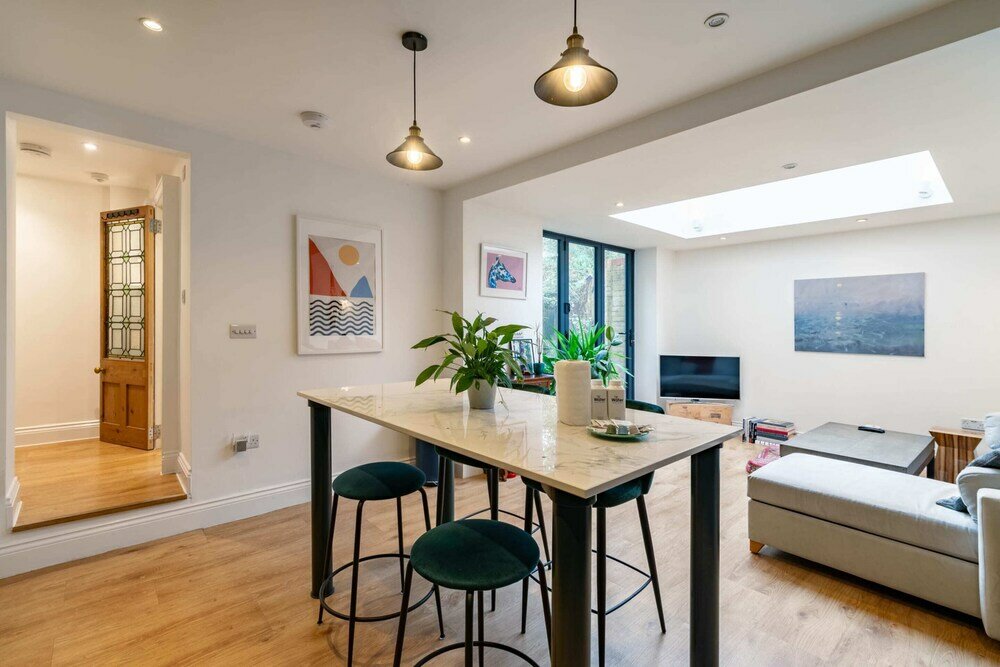 Фото Beautiful Two Bed Abode In South West London