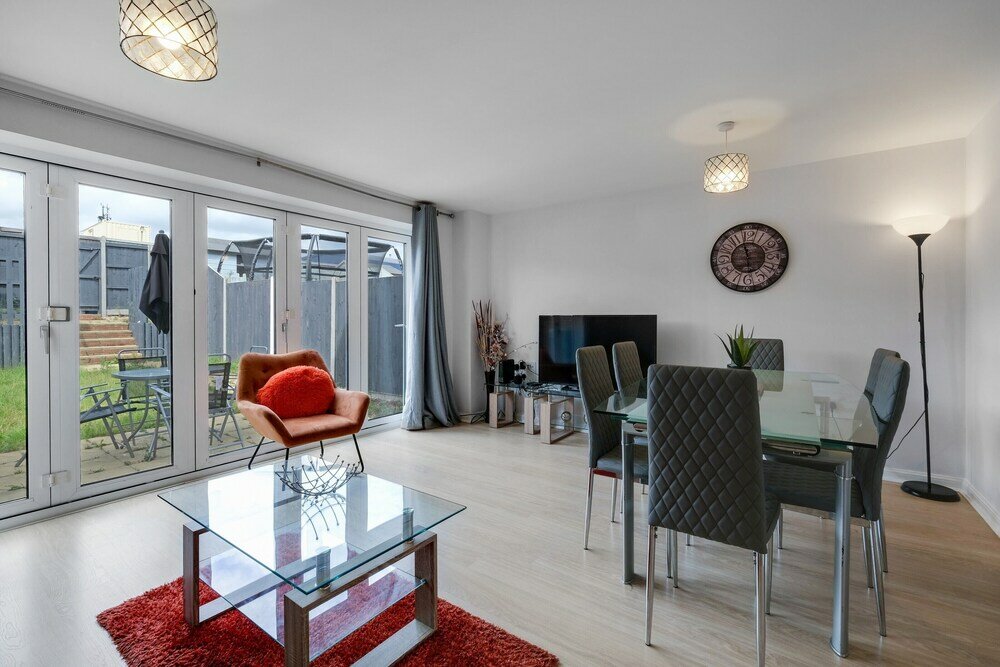 Фото Ferndale Serviced 4 Bedroom 2 Bath House