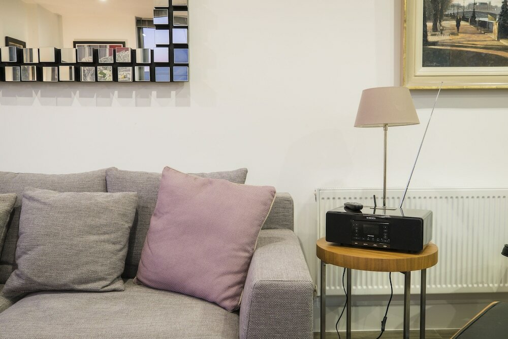 Фото Altido Trendy Islington Flat for 2 with Patio