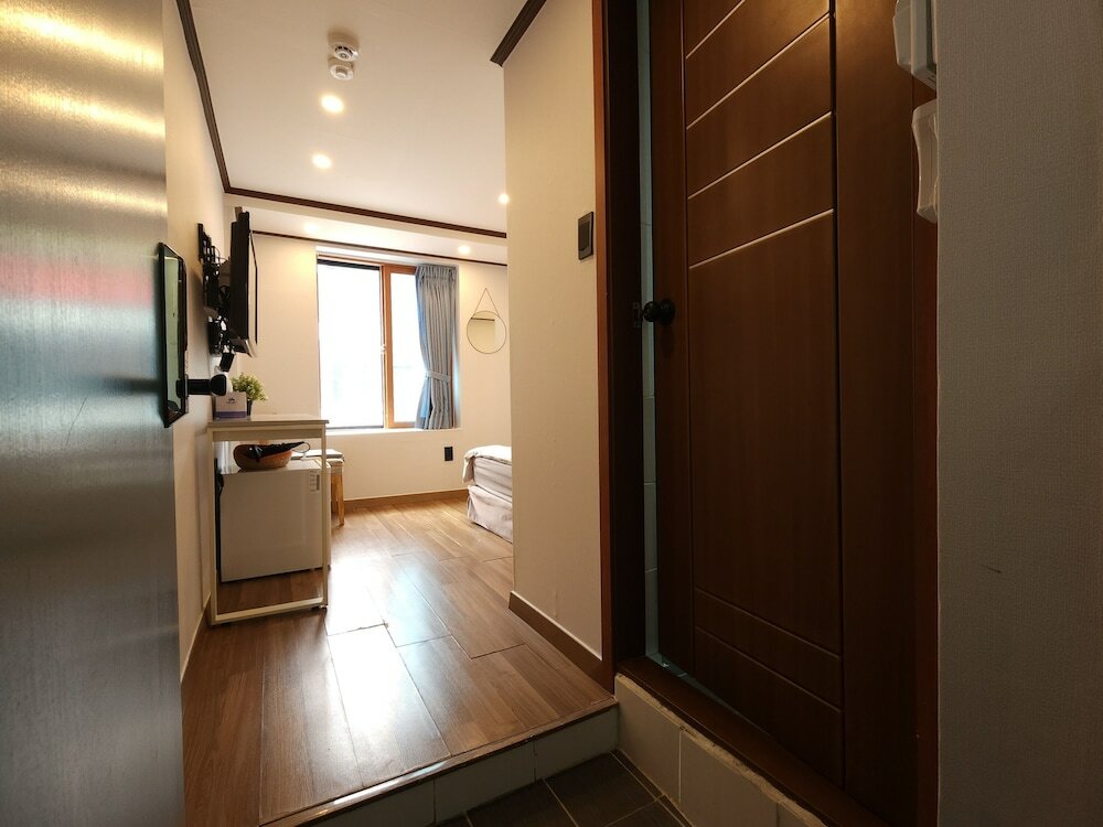 Фото Oyo Rooftop Hostel