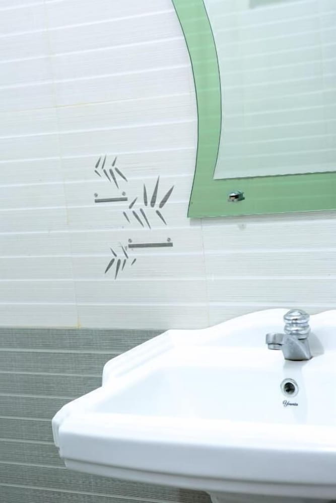 Фото Rupa's Hotel Arugambay