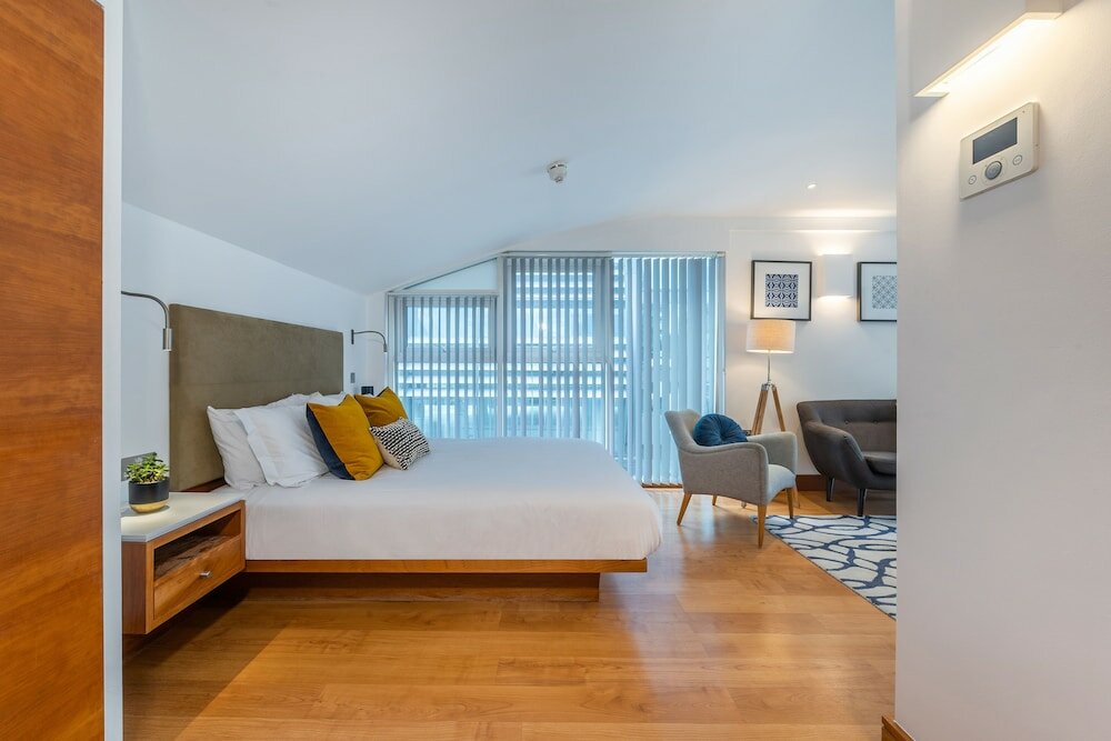 Фото Tower Hill City Centre Luxury Apartments