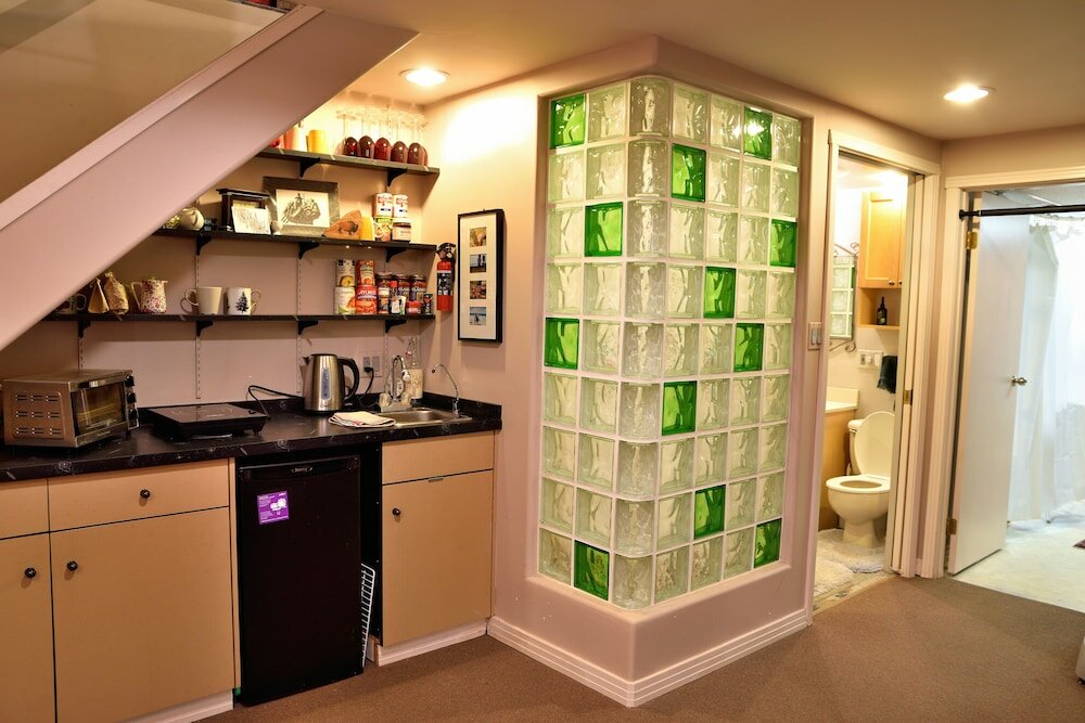 Фото Mediterranean Edmonton BnB