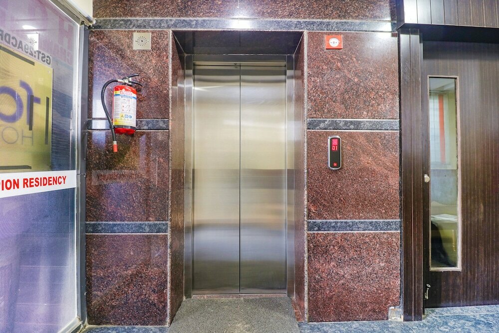 Фото Fabhotel Champion Residency