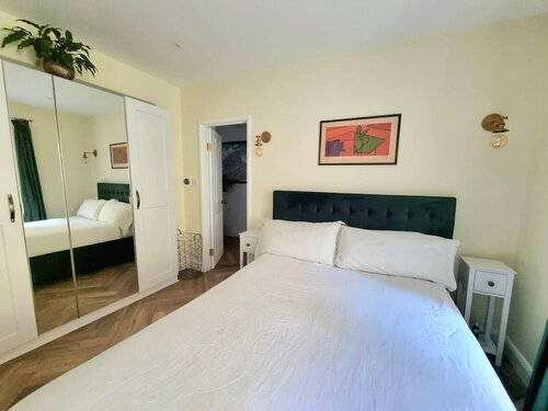 Гостиница Spacious & Renovated 1-bed Garden Flat in London в Лондоне
