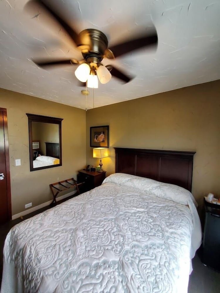 Фото Three Forks Lewis & Clark Motel