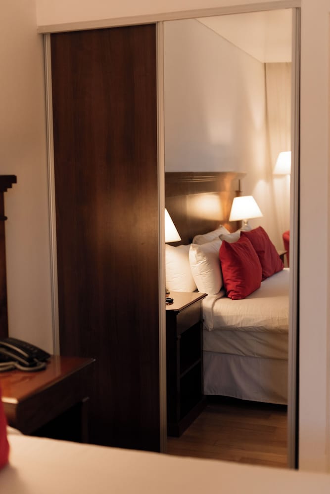 Фото Hotel Plaza Central Canning