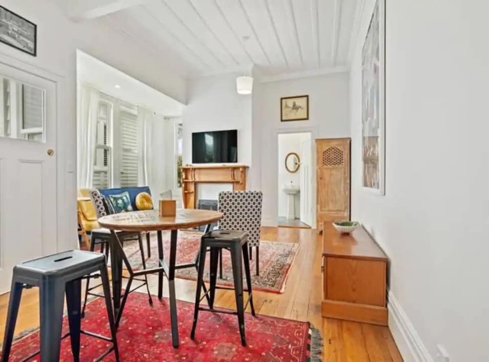 Фото Cheerful 1 Bedroom Home With Free Parking