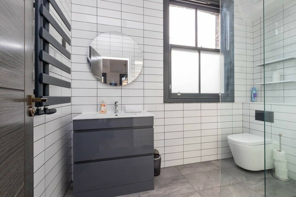 Фото Contemporary 2 Bedroom Apartment on Columbia Road