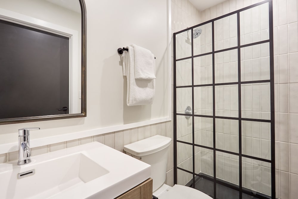 Фото Sonder Antiques Warehouse