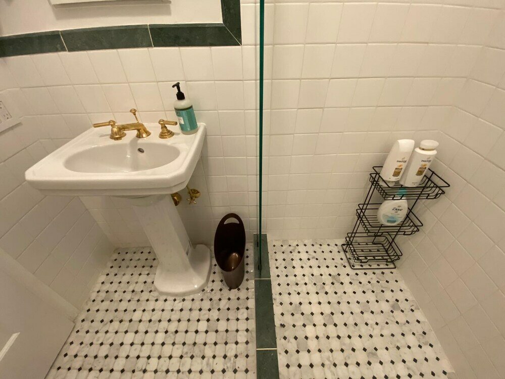 Фото Gorgeous Studio in Beverly Boulevard! Sleeps 4!