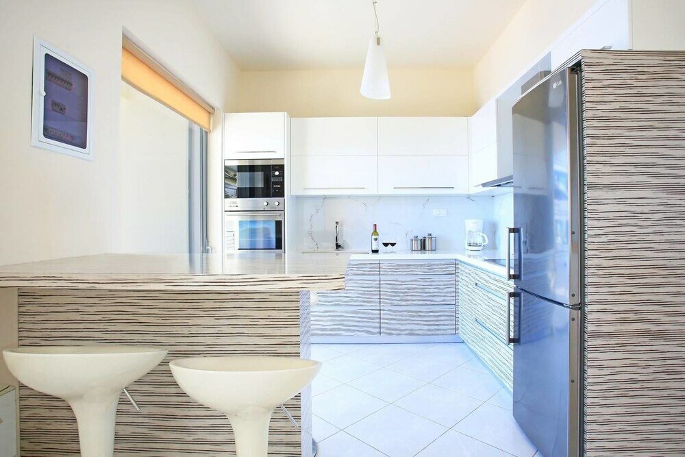 Фото Seafront home 4' walk to private beach