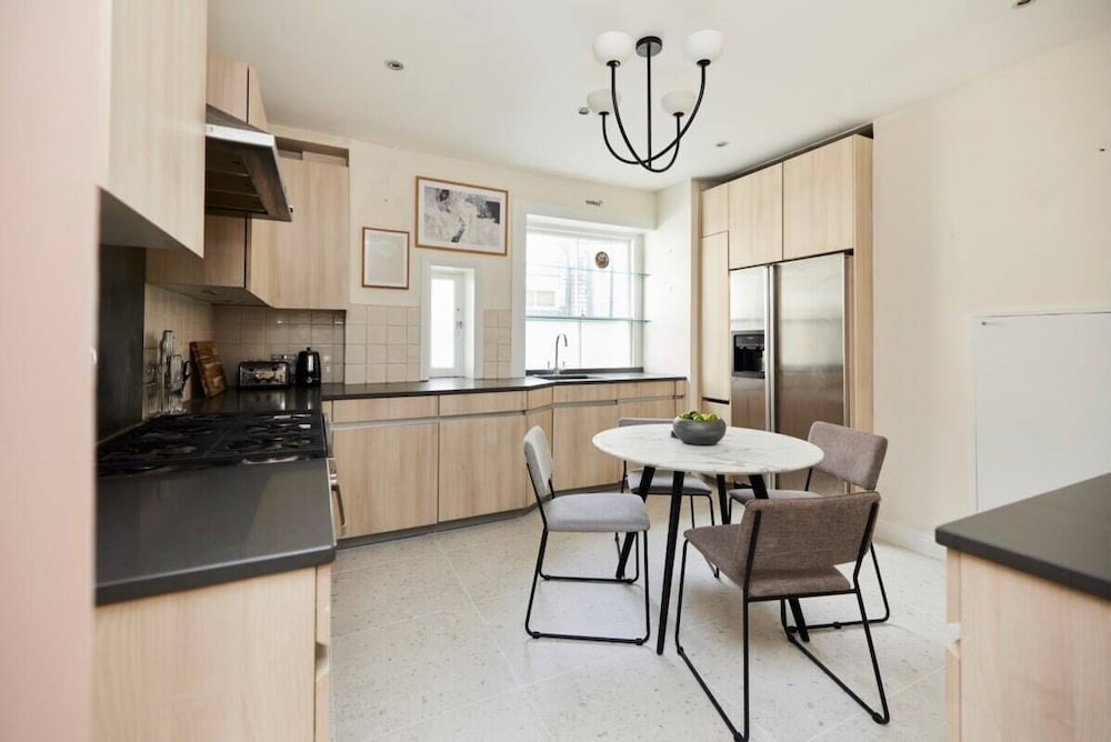 Фото The Hyde Park Mansion Place - Lovely 3bdr Flat