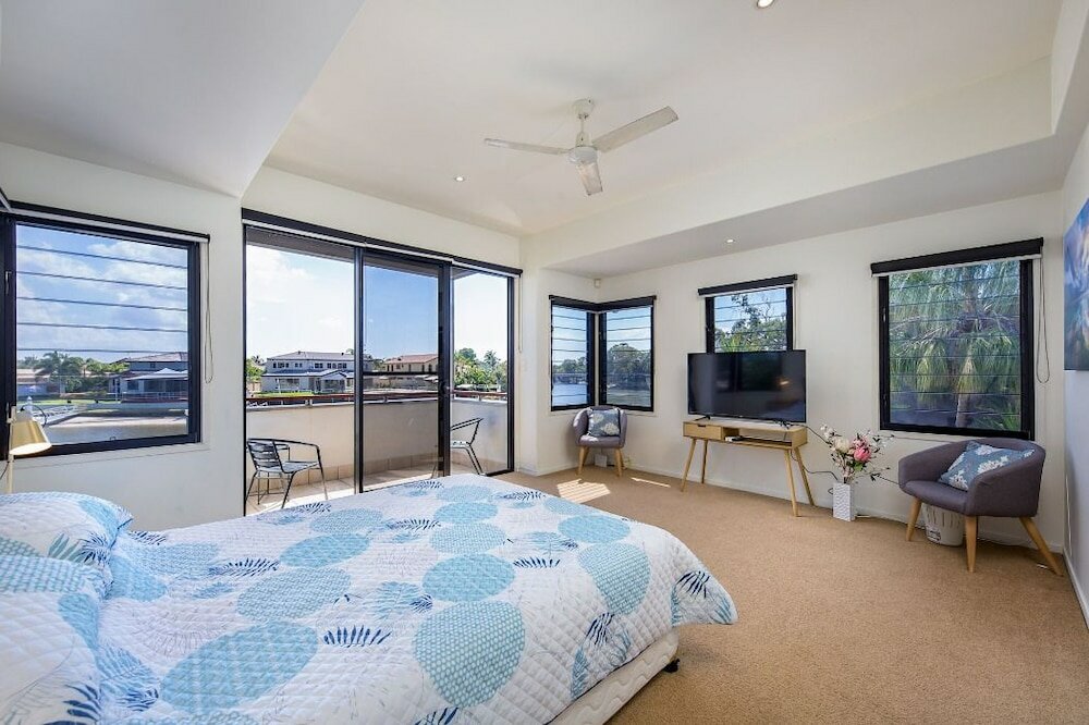 Фото Gold Coast Stunning Waterfront Retreat by Hostrelax