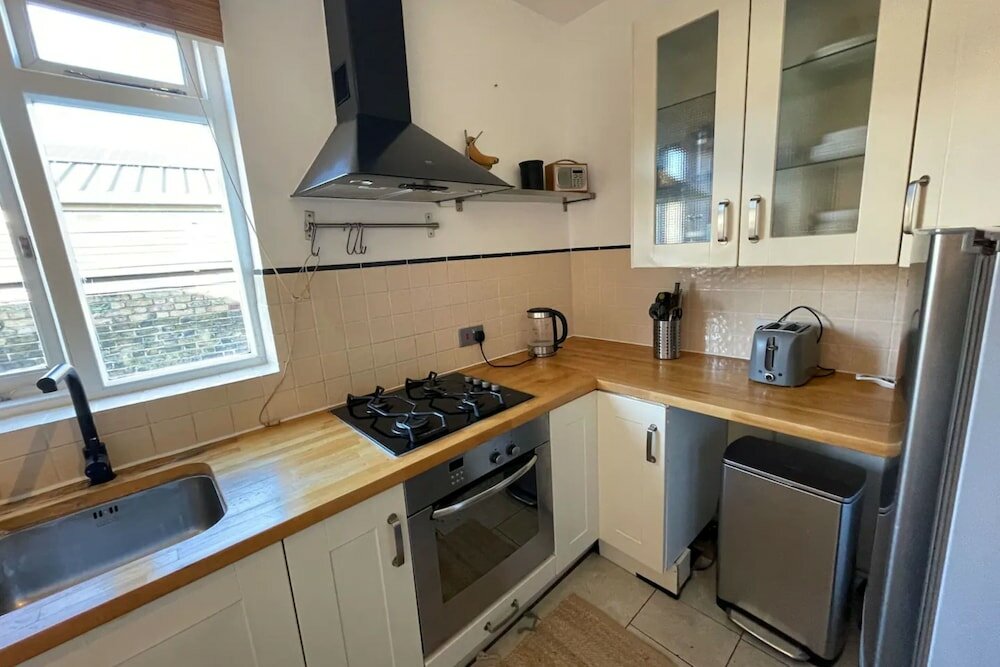 Фото Charming and Serene 2 Bedroom Flat - Sands End