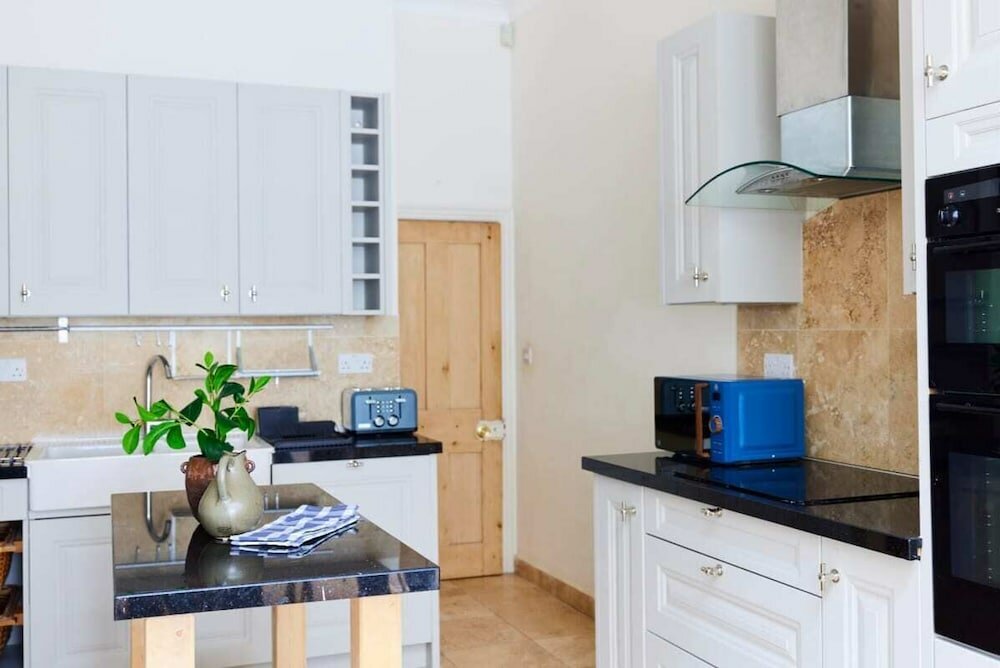 Фото The Barnet Escape - Exquisite 4bdr House With Garden + Patio