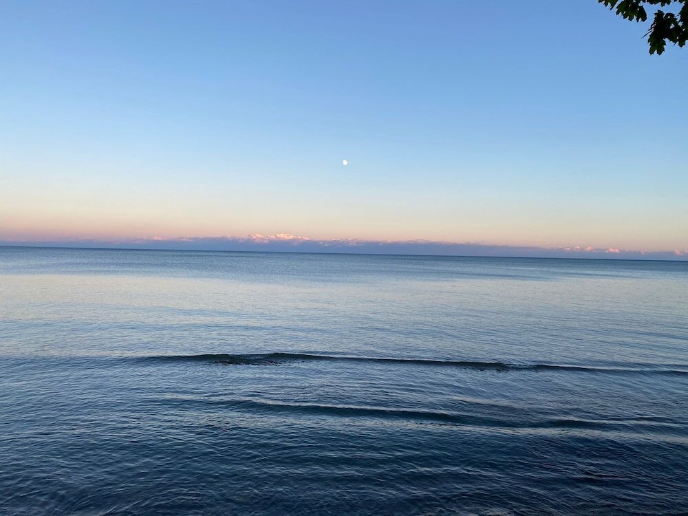 Фото Brand New Walk Out Bsmt Apt Near Beach