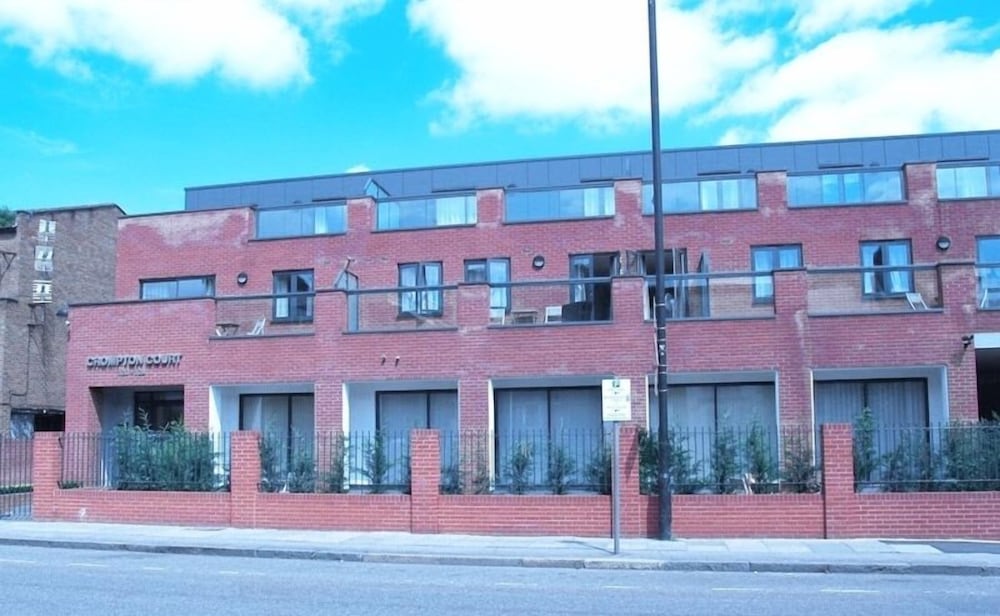 Фото Crompton Court