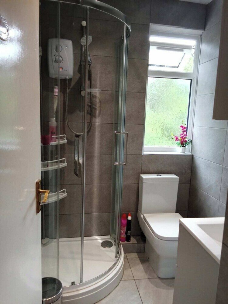 Фото Homely 3 Bedroom House With a Garden