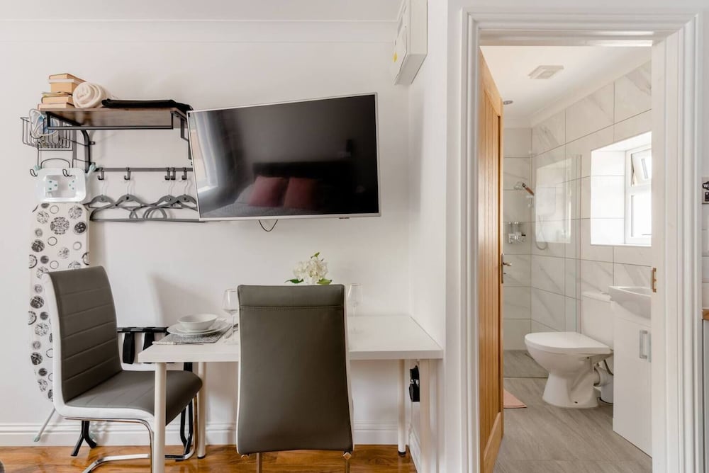 Фото Private Self-contained Annex With Wifi & Parking