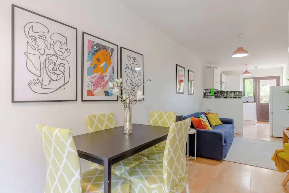 Фото Bright 2 Bedroom House in Kennington