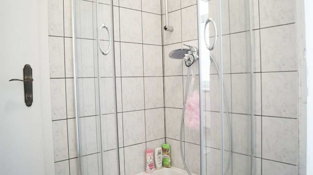 Фото Shared Modern Apartment Schönbrunn - Budget Stylish Room