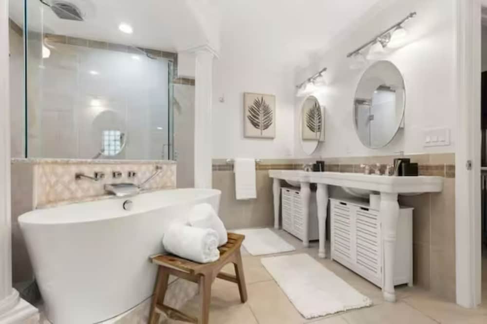 Фото Experience The Ultimate in Luxury Living