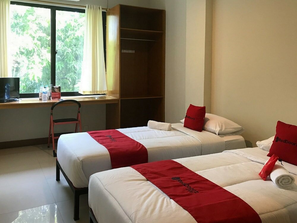 Фото RedDoorz Plus @ Bitung City Center