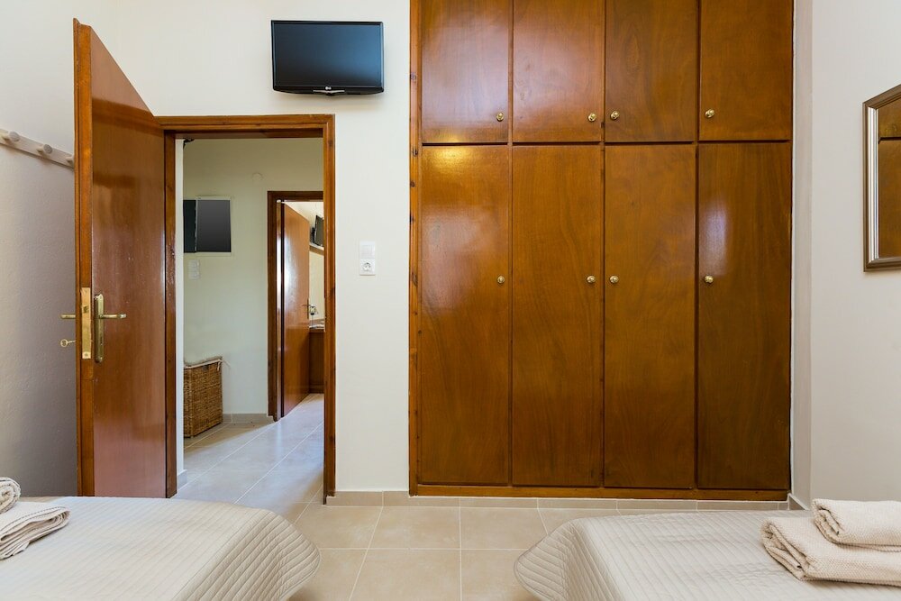 Фото Gorgeous Villa With Pool & Gardens