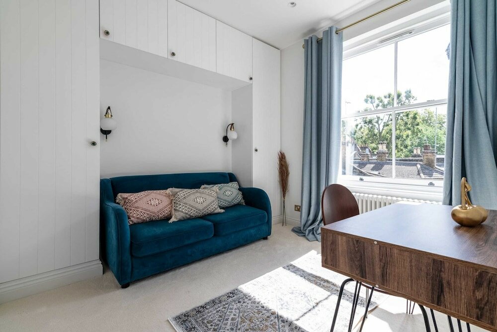 Фото Impressive and Gorgeous Kensington Family Home