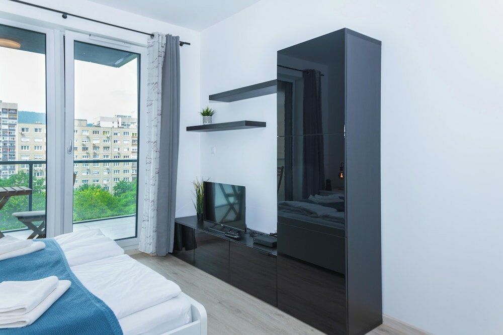 Фото WaterFront City Apartments by UrbanRent