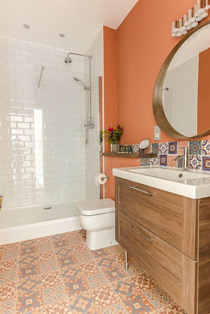 Фото Bright Two Br Period Apartment in Whitechapel