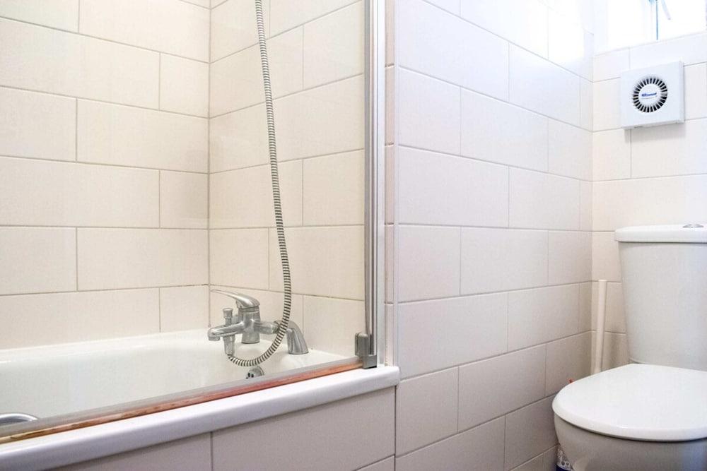 Фото Beautifully Decorated Contemporary 2 Bedroom Flat