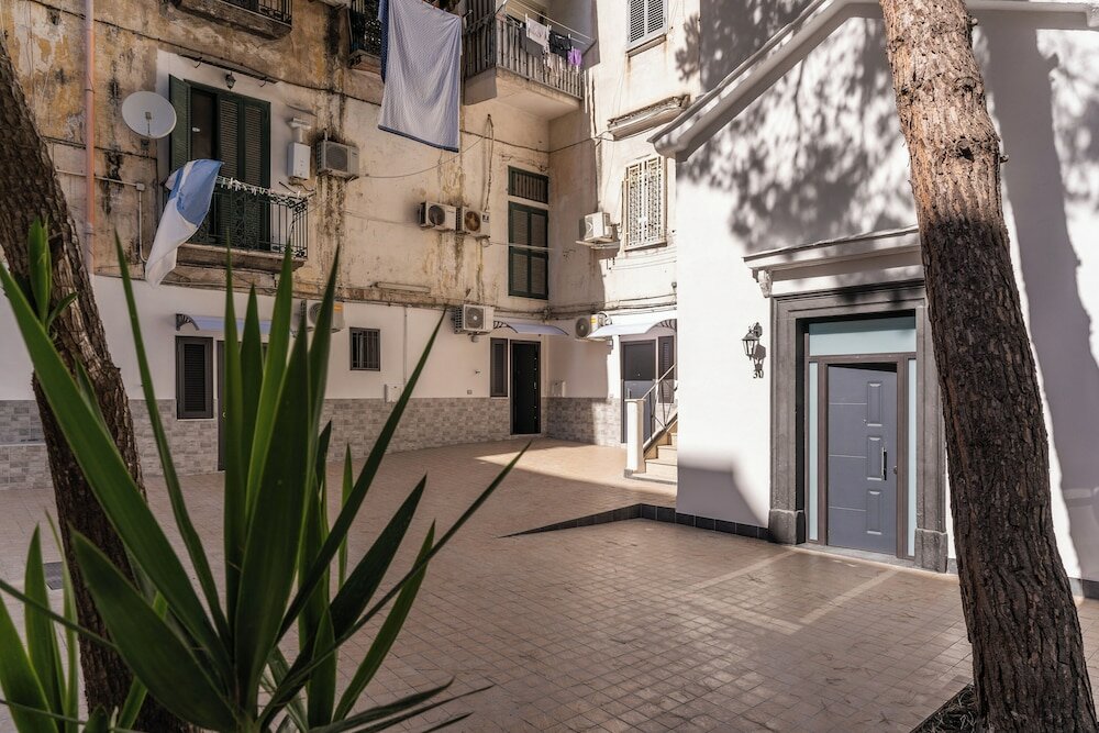 Фото The Quarters Naples Apartment