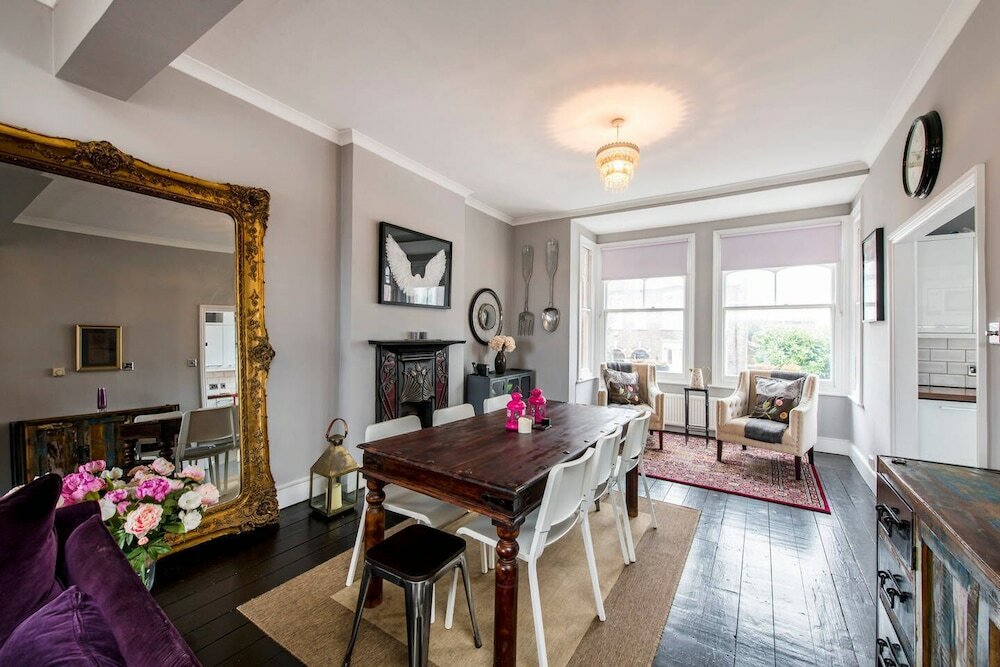 Фото Bright, Stylish 3bed Flat in West Hampstead