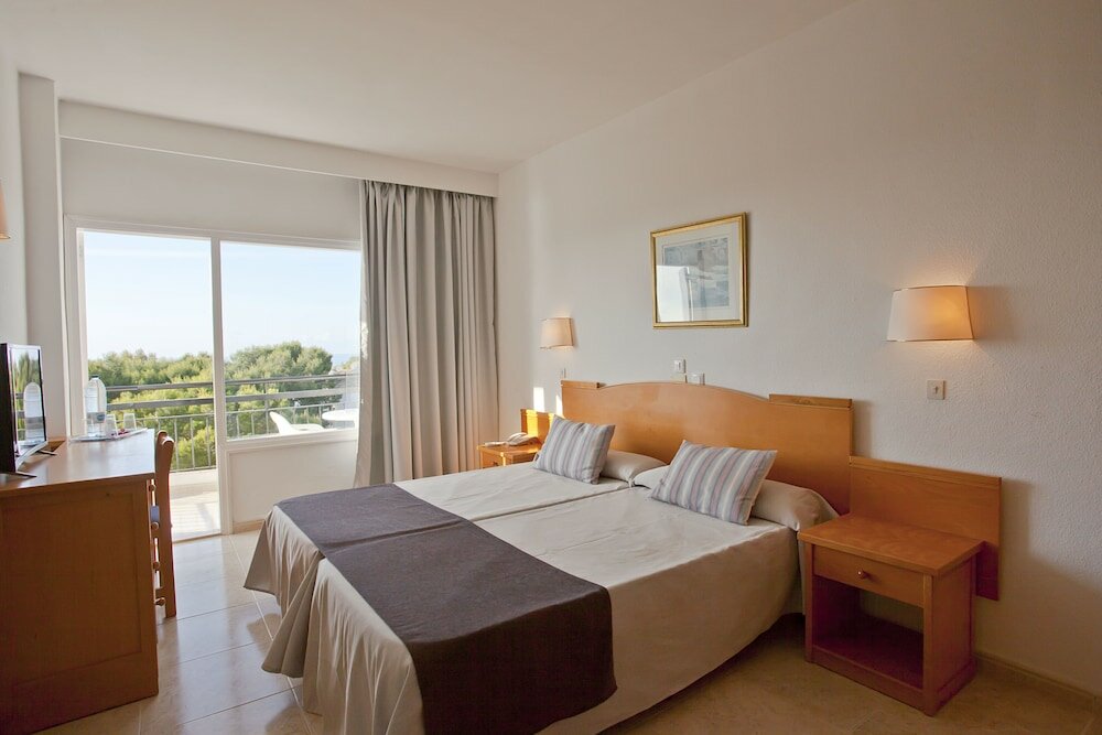 Фото Hotel Cabot Cala Ferrera